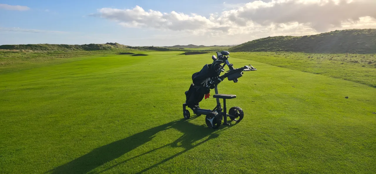 Axglo e5 golf trolley in fairway